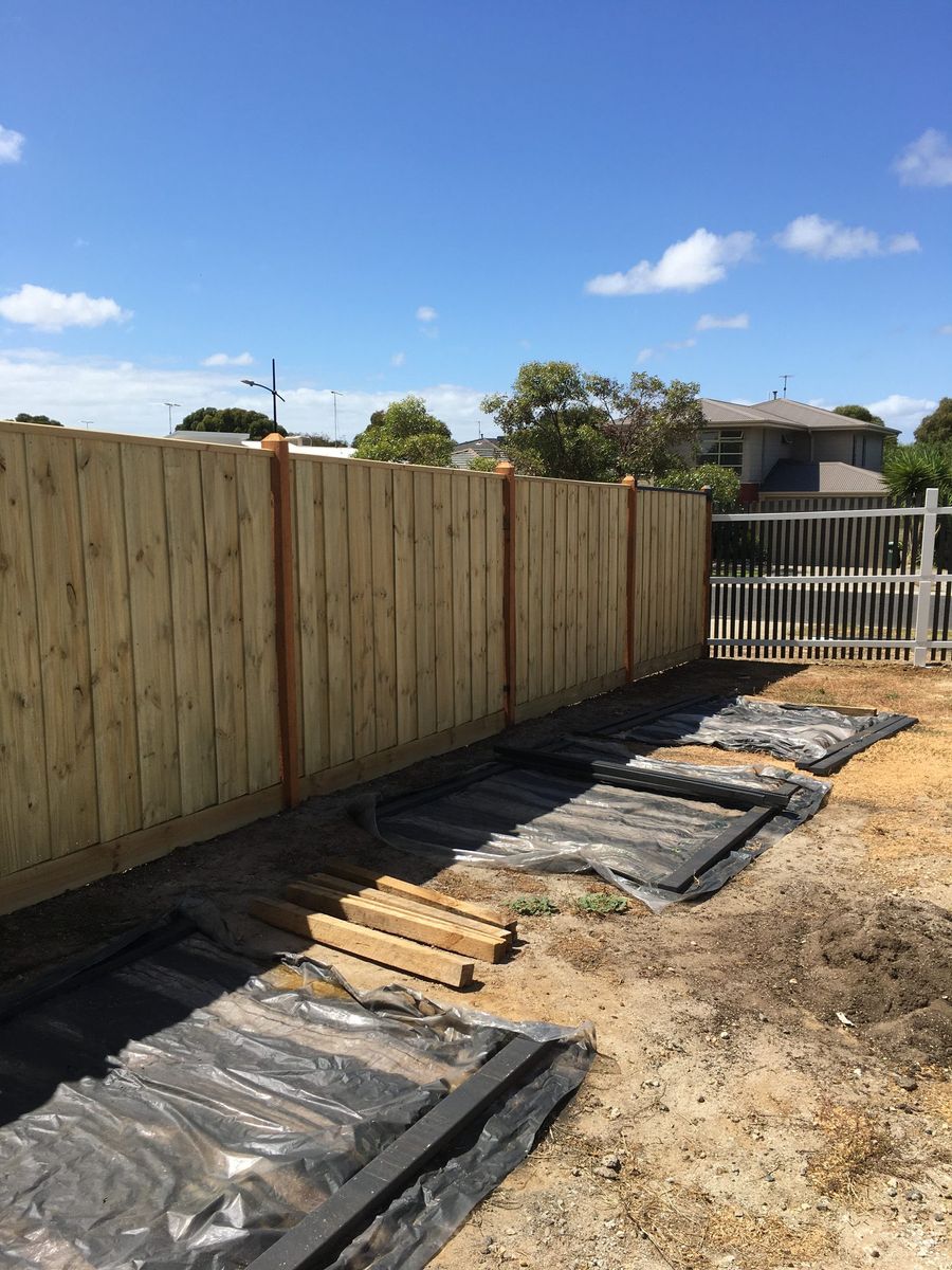 Paling exposed post with capping
