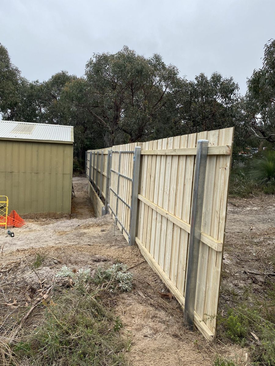 Paling with steel posts