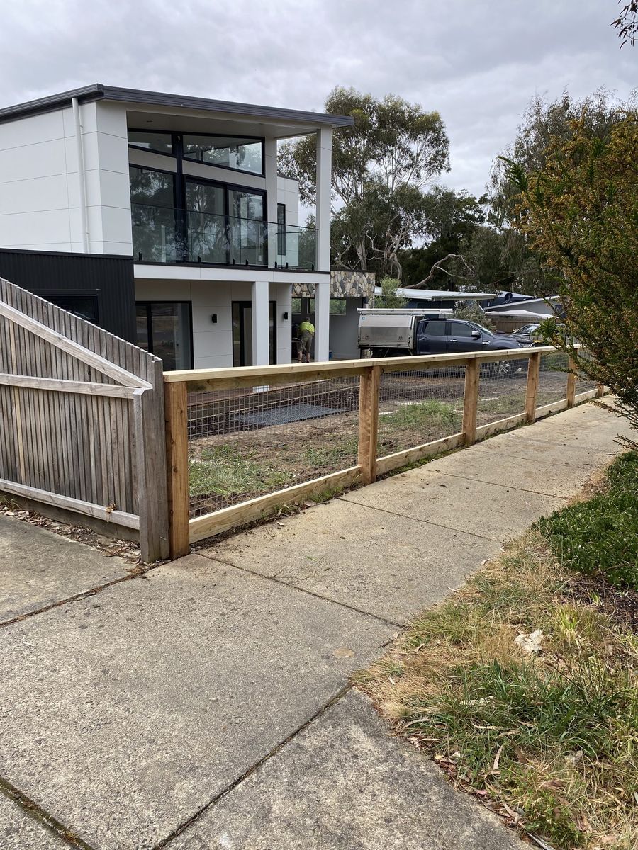 Mesh panel with capping and plinth