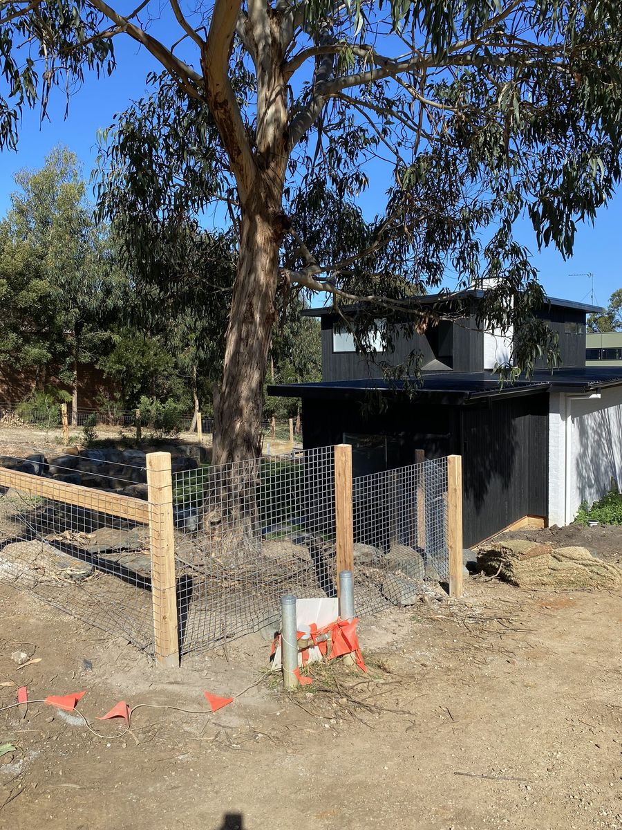 Wire on the left continuing with mesh panels 50x50 profile